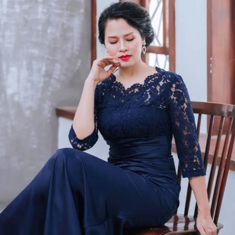 Người phụ nữ tuổi 40 đang lựa chọn trang phục với nhiều màu sắc khác nhau