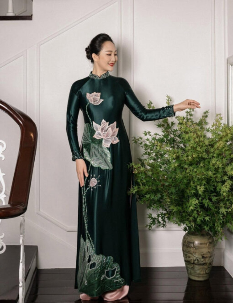 Người phụ nữ tuổi 40 mặc áo dài truyền thống màu hồng pastel