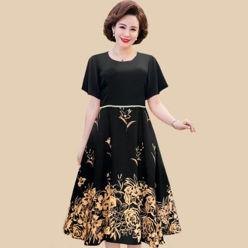 Người phụ nữ tuổi 40 thử trang phục với nhiều kiểu dáng khác nhau