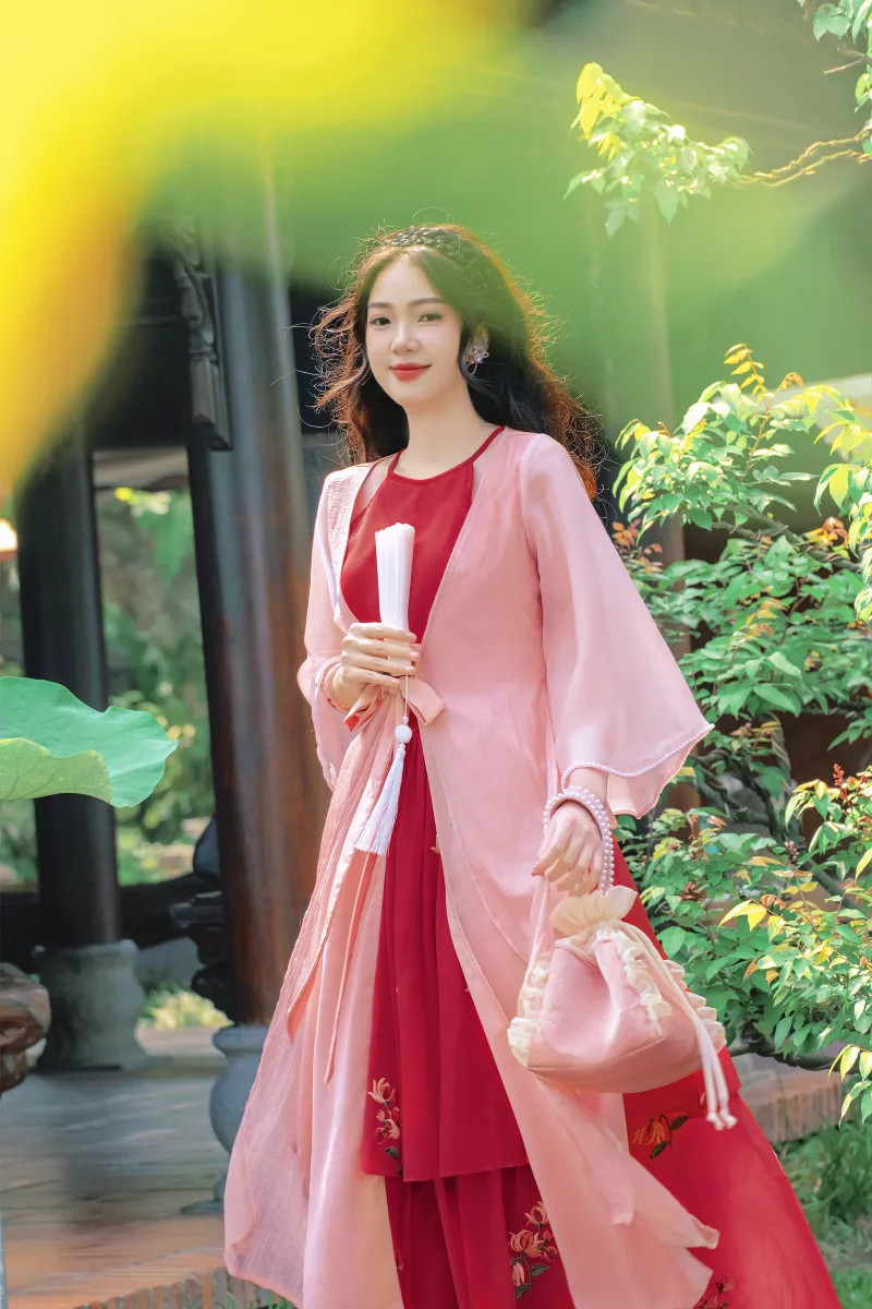 Những thiết kế áo tứ thân cách tân hiện đại