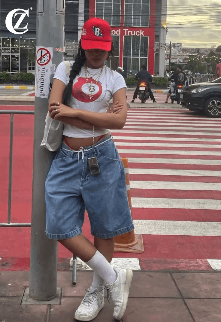 Outfit athleisure năng động cho nữ: Áo croptop kết hợp quần jogger streetwear