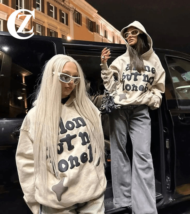Outfit streetwear nữ cá tính với áo khoác bomber và chân váy