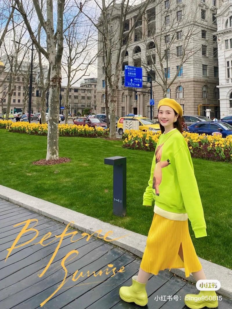 Phối đồ áo màu hồng cánh sen với quần màu trung tính trang nhã, bí quyết thời trang