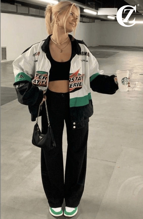 Phối áo hoodie cùng chân váy xếp ly tạo nét độc đáo cho streetwear nữ