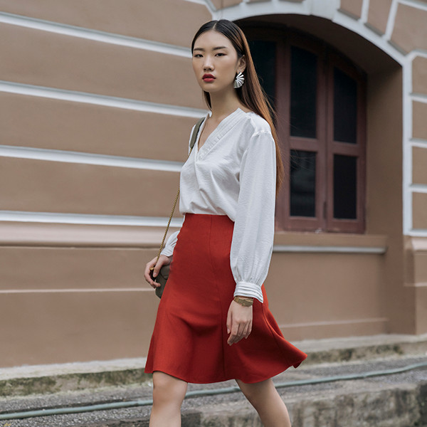 Gợi ý phối màu áo hợp chân váy màu xanh lá nổi bật