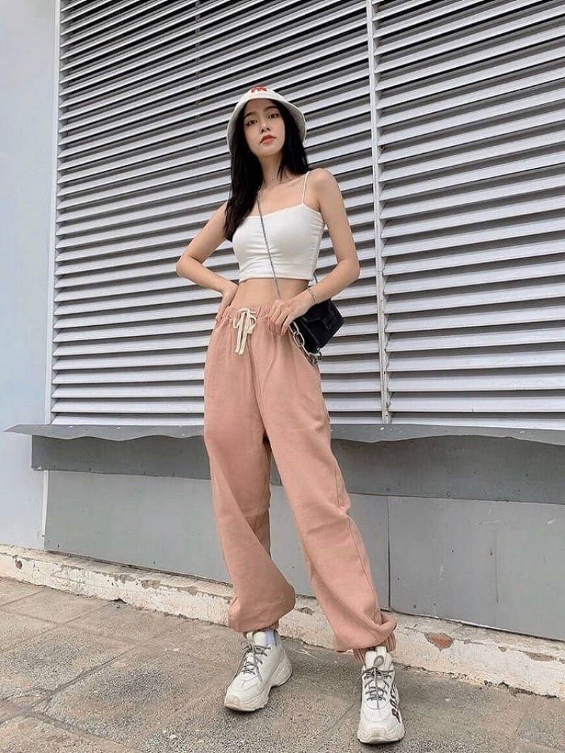 Phối quần jogger nữ với áo hai dây mang lại vẻ ngoài trẻ trung, nữ tính và thoải mái cho những ngày hè.
