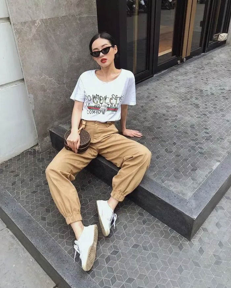 Phối quần jogger nữ với áo thun basic là công thức đơn giản, thoải mái và phù hợp cho nhiều hoạt động thường ngày.