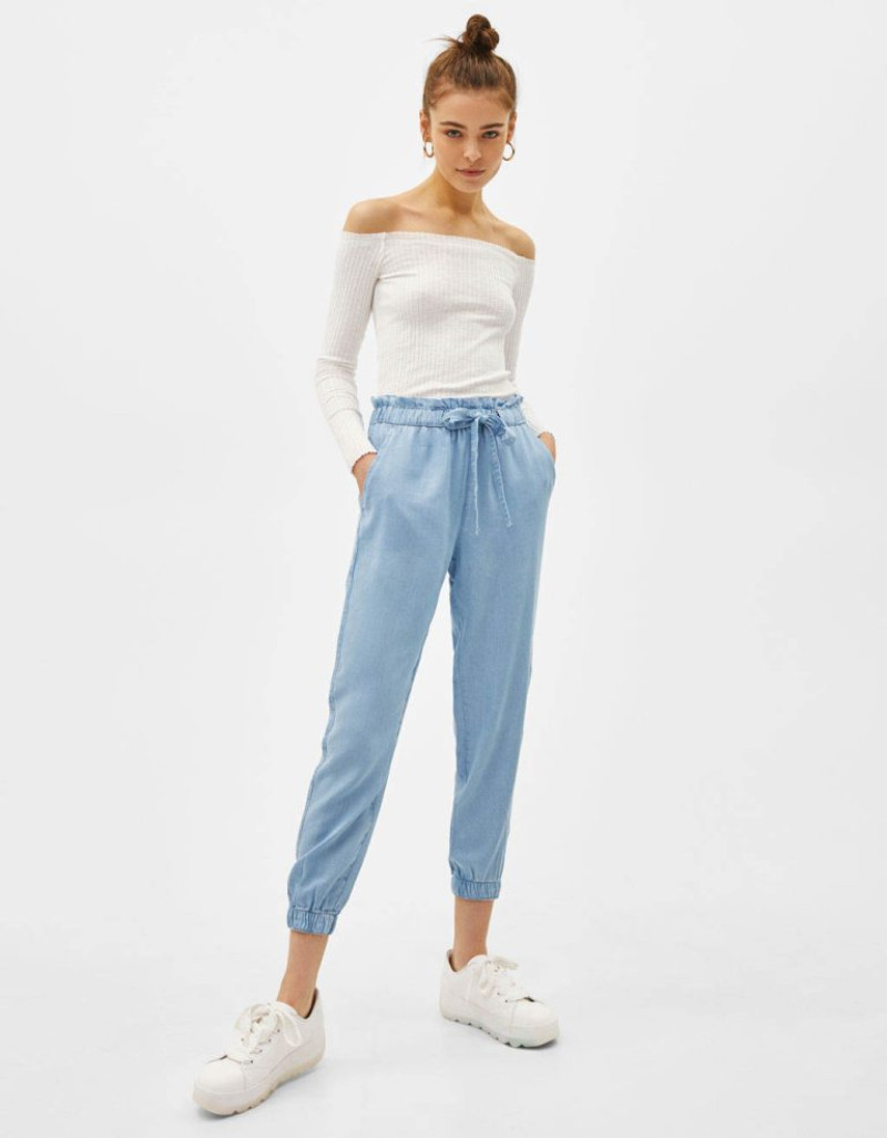 Phối quần jogger nữ với áo trễ vai mang lại vẻ ngoài nữ tính, gợi cảm nhưng vẫn giữ được sự thoải mái, trẻ trung.