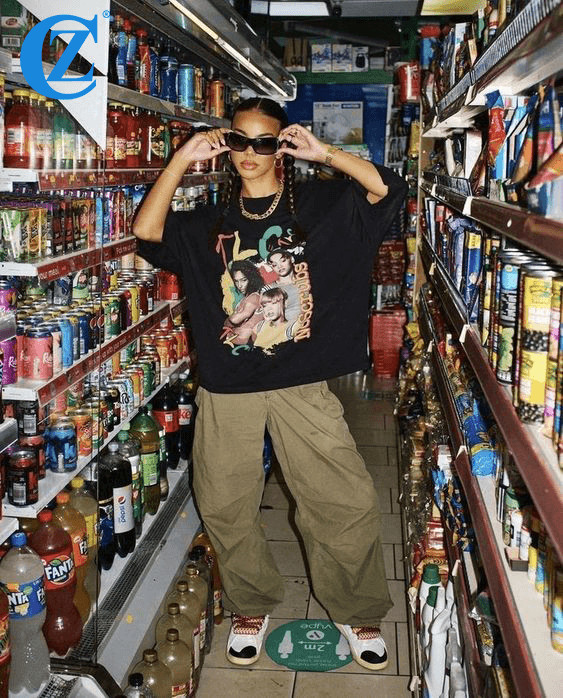 Phụ nữ phối đồ streetwear năng động với áo hoodie và quần cargo