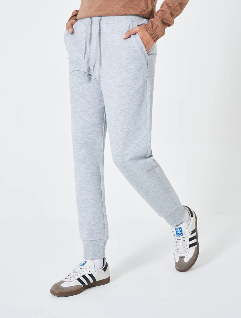 Quần jogger nữ cần được chọn đúng kích cỡ để đảm bảo sự thoải mái và tôn dáng.
