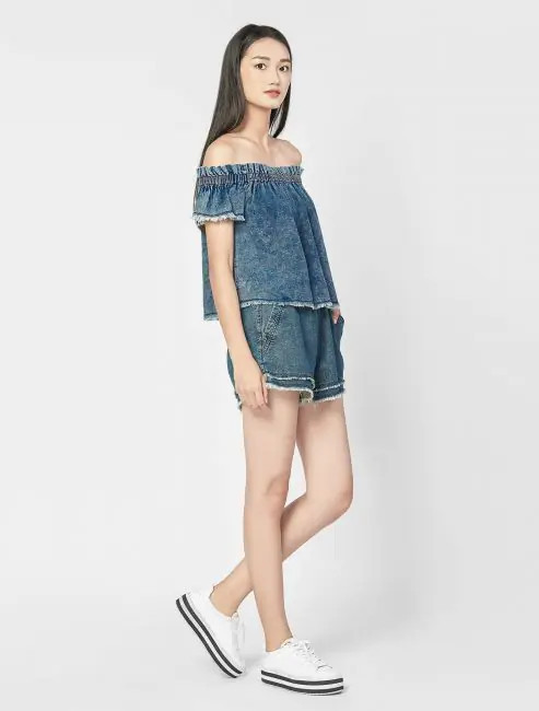 Set áo trễ vai và quần short denim năng động