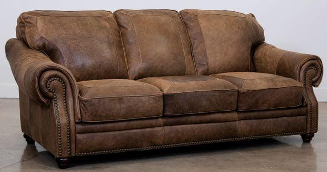 Ghế sofa màu đỏ trong phòng khách tạo không gian ấm cúng