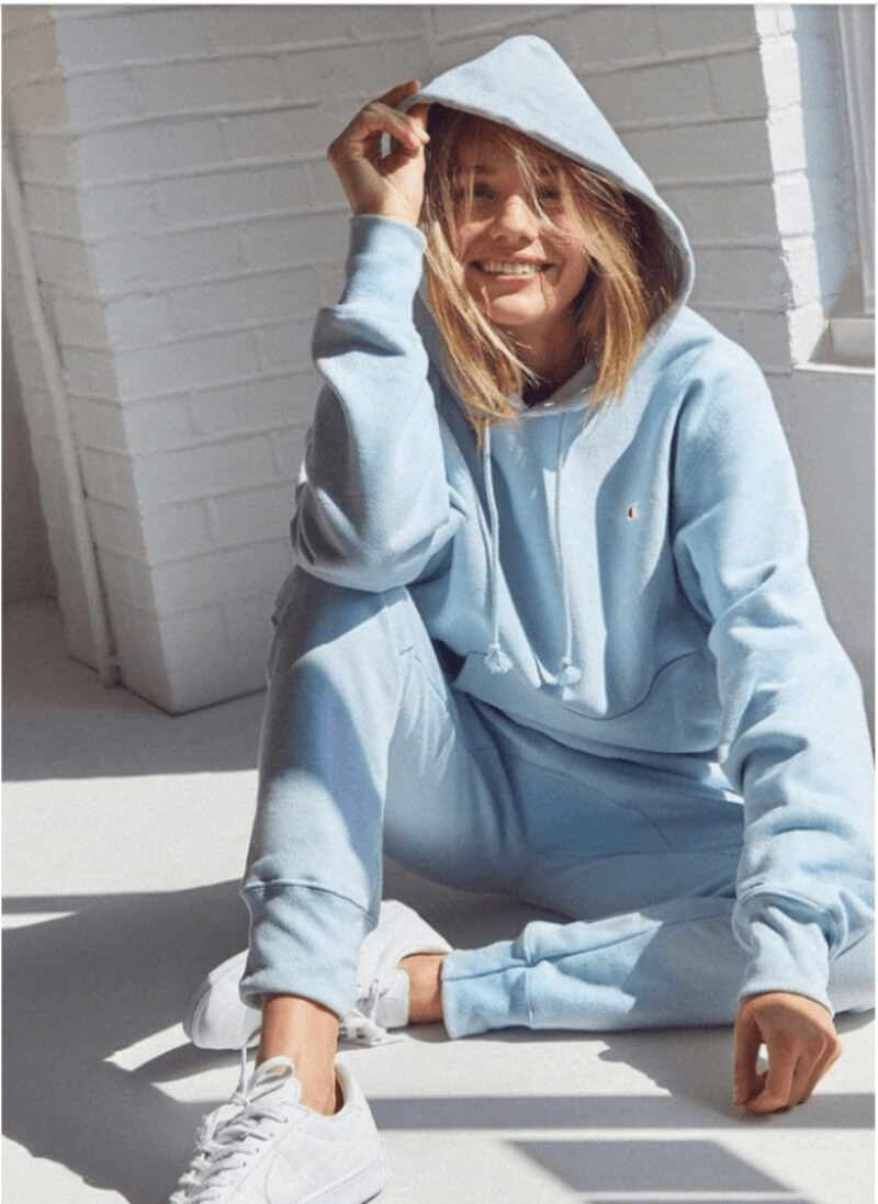 Sự kết hợp giữa quần jogger nữ và áo hoodie mang lại vẻ ngoài năng động, thoải mái và phù hợp với thời tiết se lạnh.