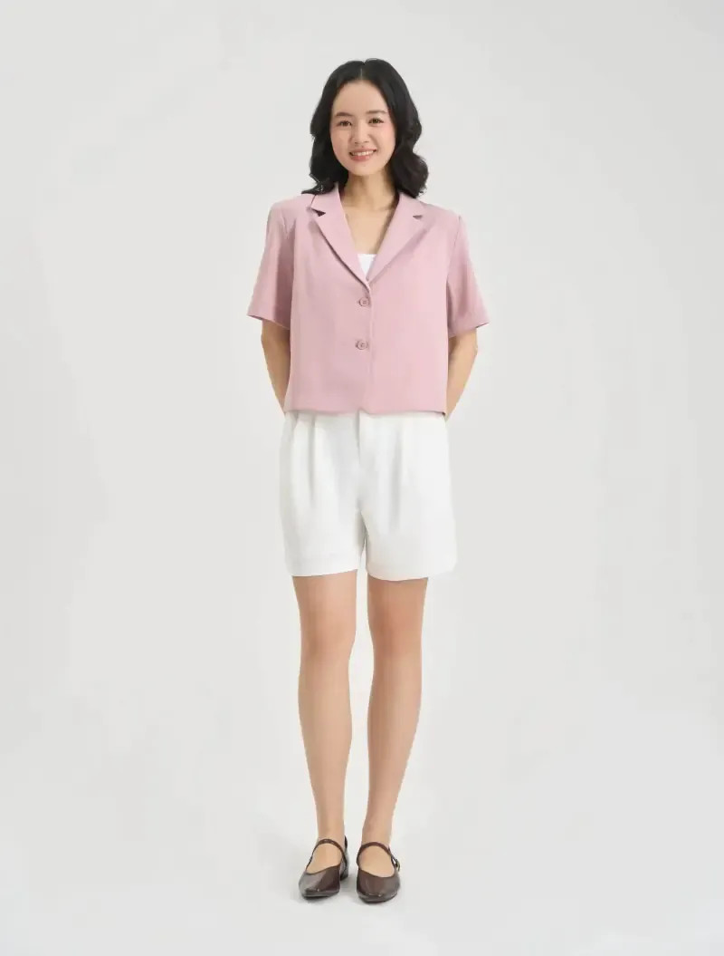 Áo đỏ kết hợp với chân váy màu xanh navy hoặc xanh lá cây ấn tượng