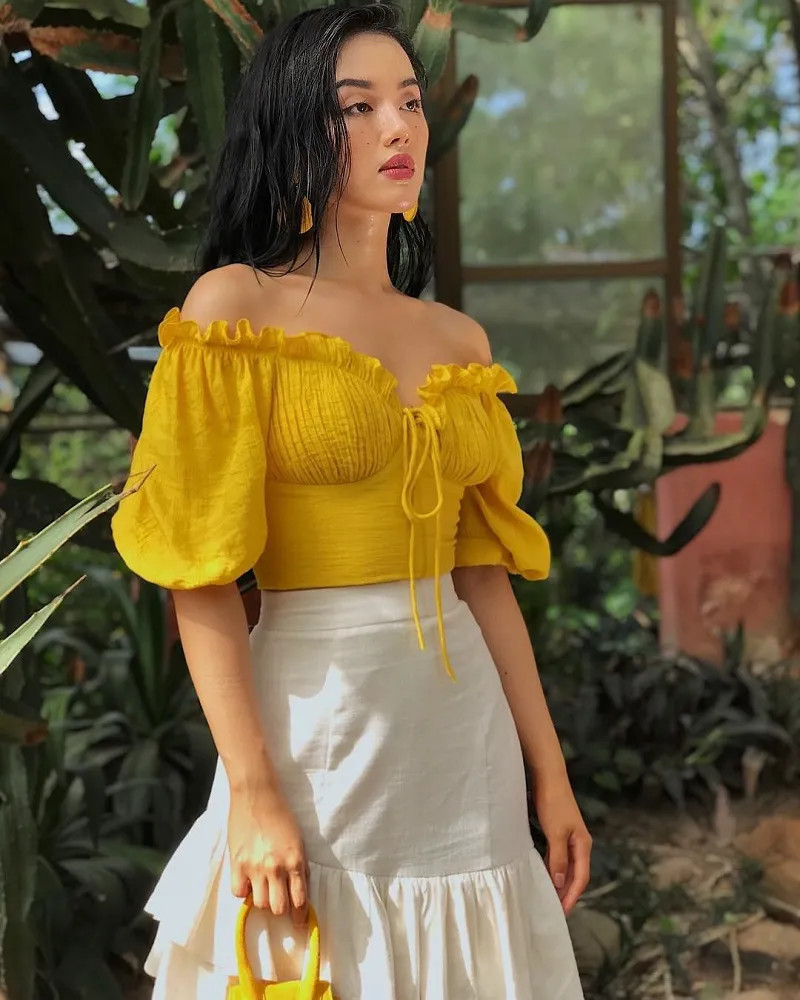 Áo trễ vai phối chân váy midi dịu dàng