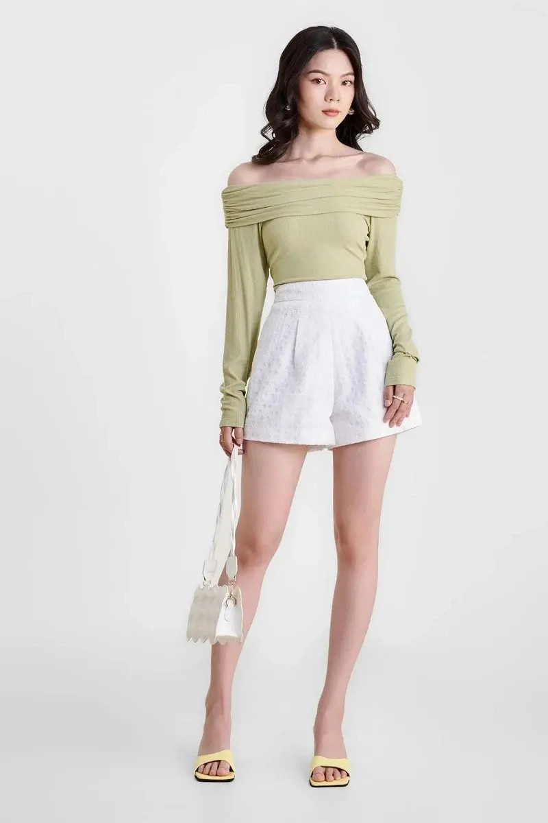 Áo trễ vai phối quần short năng động trẻ trung