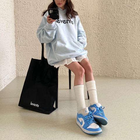 Cô gái mặc áo hoodie phối chân váy xếp ly ngắn màu xám đậm