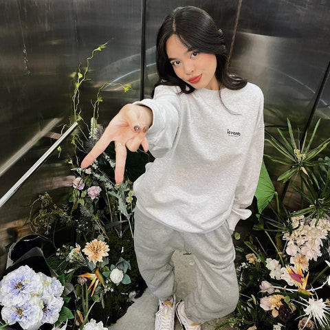 Cô gái mặc áo sweater thể hiện phong cách Athleisure năng động