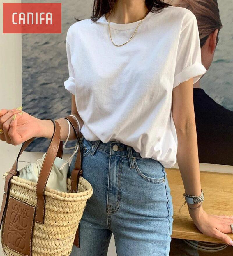Cô gái trẻ năng động phối áo thun và quần jeans theo phong cách thời trang tuổi 17