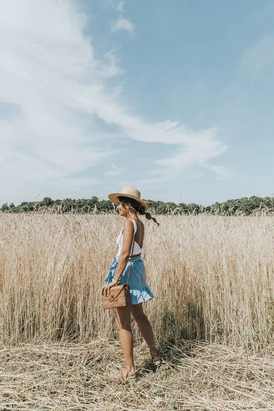 Diện áo hở lưng cùng bra đan dây tạo điểm nhấn thời trang độc đáo