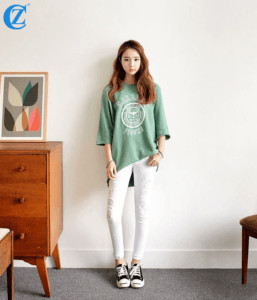 Gợi ý cách phối áo thun oversized nữ với quần kaki cho phong cách công sở