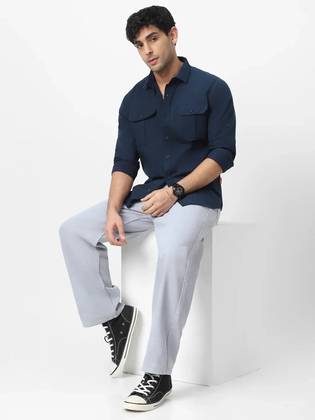 Gợi ý outfit nam lịch lãm với áo sơ mi xanh dương và quần tây màu xám