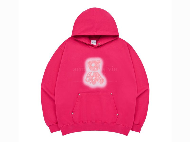 Hoodie nam màu hồng đậm với họa tiết in lớn phía trước thể hiện cá tính trẻ trung
