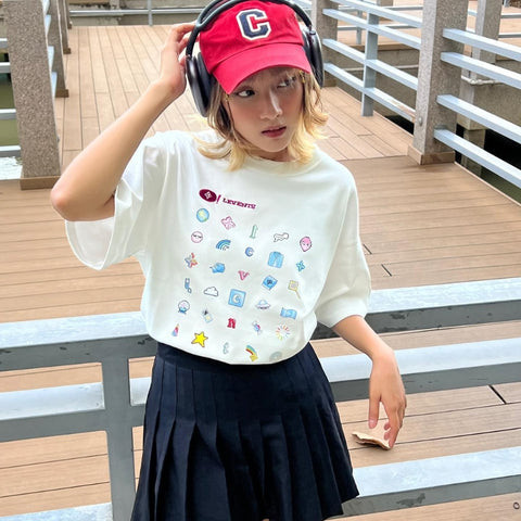 Áo thun oversize phối cùng chân váy xếp ly ngắn phong cách streetwear
