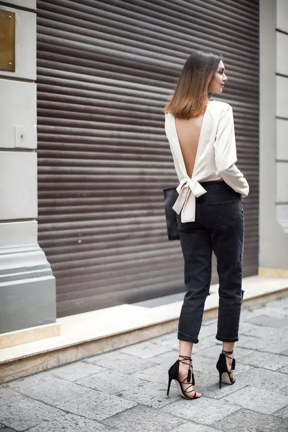 Làn da lưng mịn màng giúp tôn lên vẻ đẹp khi diện áo hở lưng