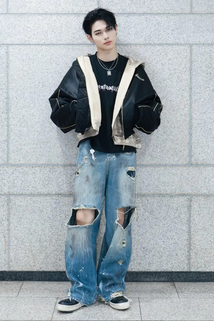 Nam giới diện quần jeans rách gối và áo khoác denim bụi bặm