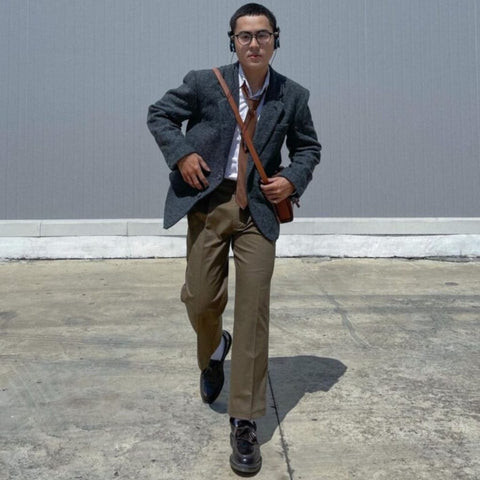 Nam giới mặc sơ mi kẻ sọc và quần kaki trong phong cách Business Core