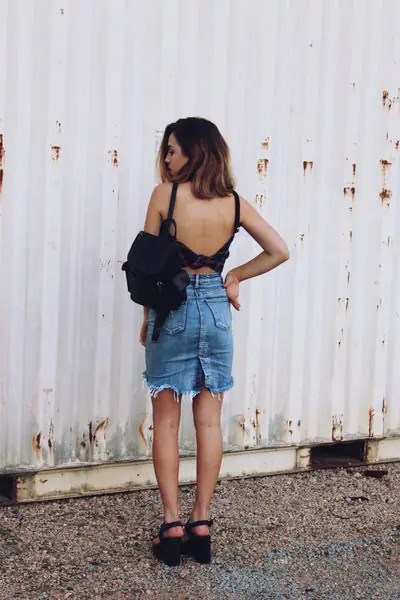 Phối áo hở lưng buộc vạt cùng quần jeans và giày cao gót tạo vẻ ngoài cá tính