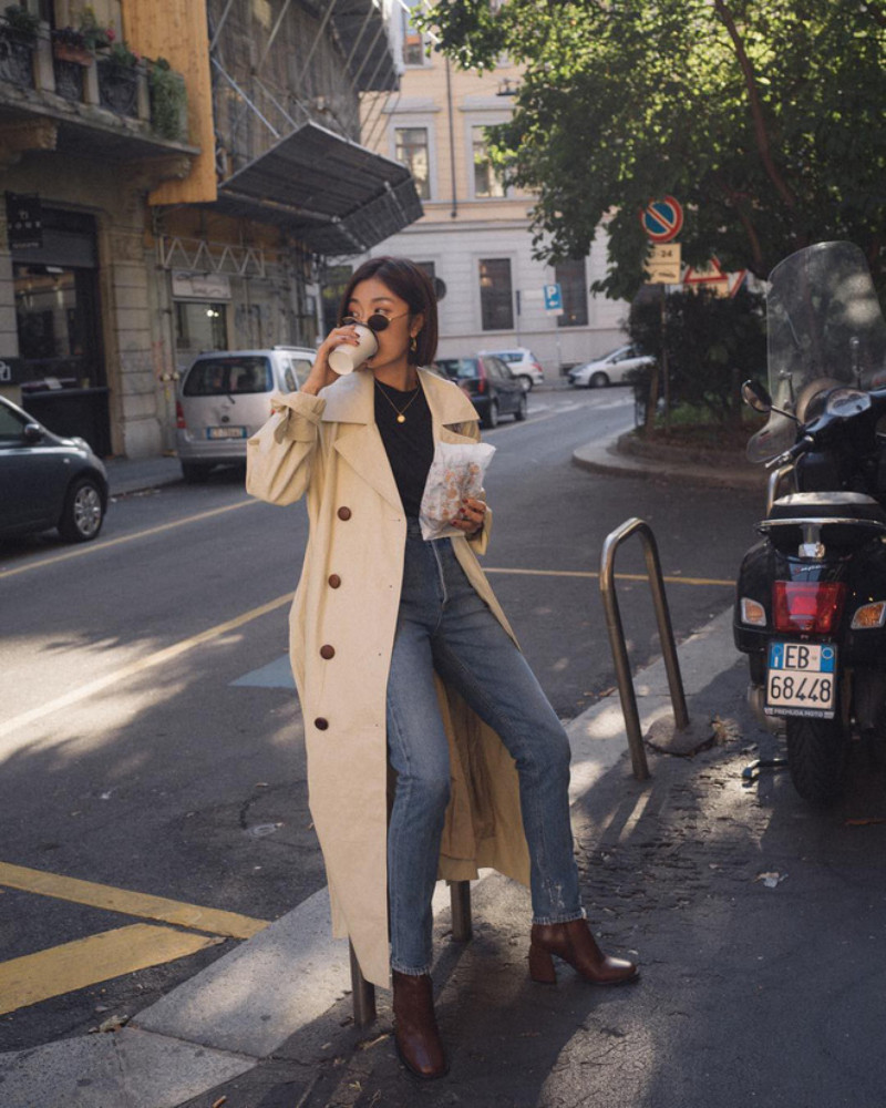 Phối áo trench coat cùng quần jean đơn giản