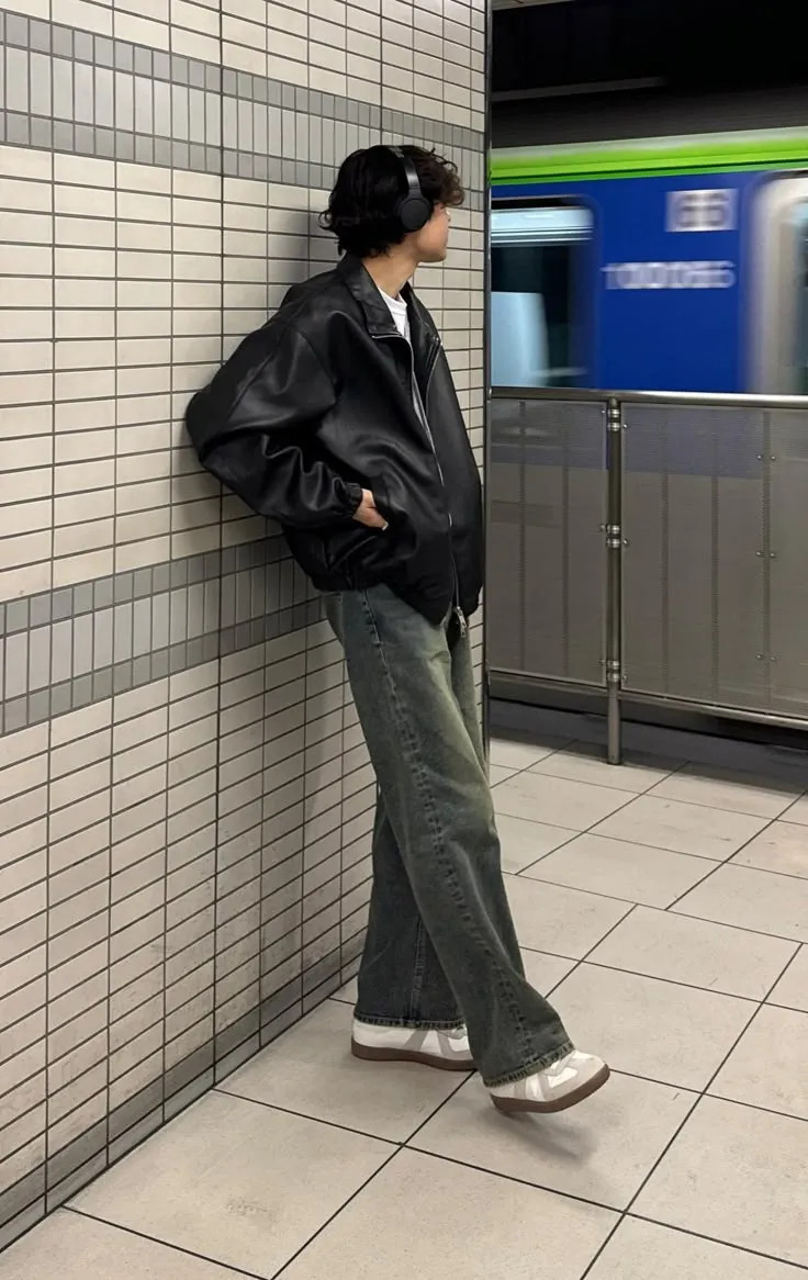 Phối đồ bụi bặm với áo khoác da và quần jeans