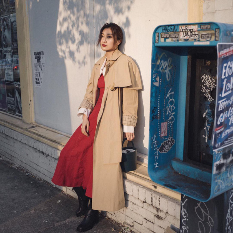 Phong cách nữ tính với chân váy midi và áo trench coat