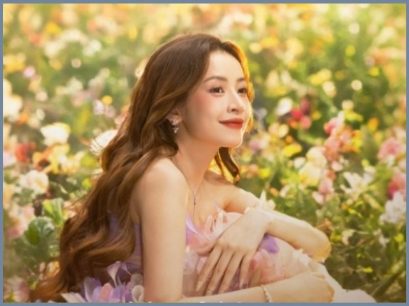 Phụ kiện đi chơi mùa hè bao gồm túi cói, kính râm, mũ rộng vành và sandal