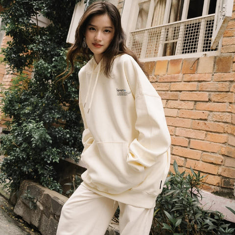 Set đồ Athleisure thoải mái với quần jogger và áo khoác thể thao