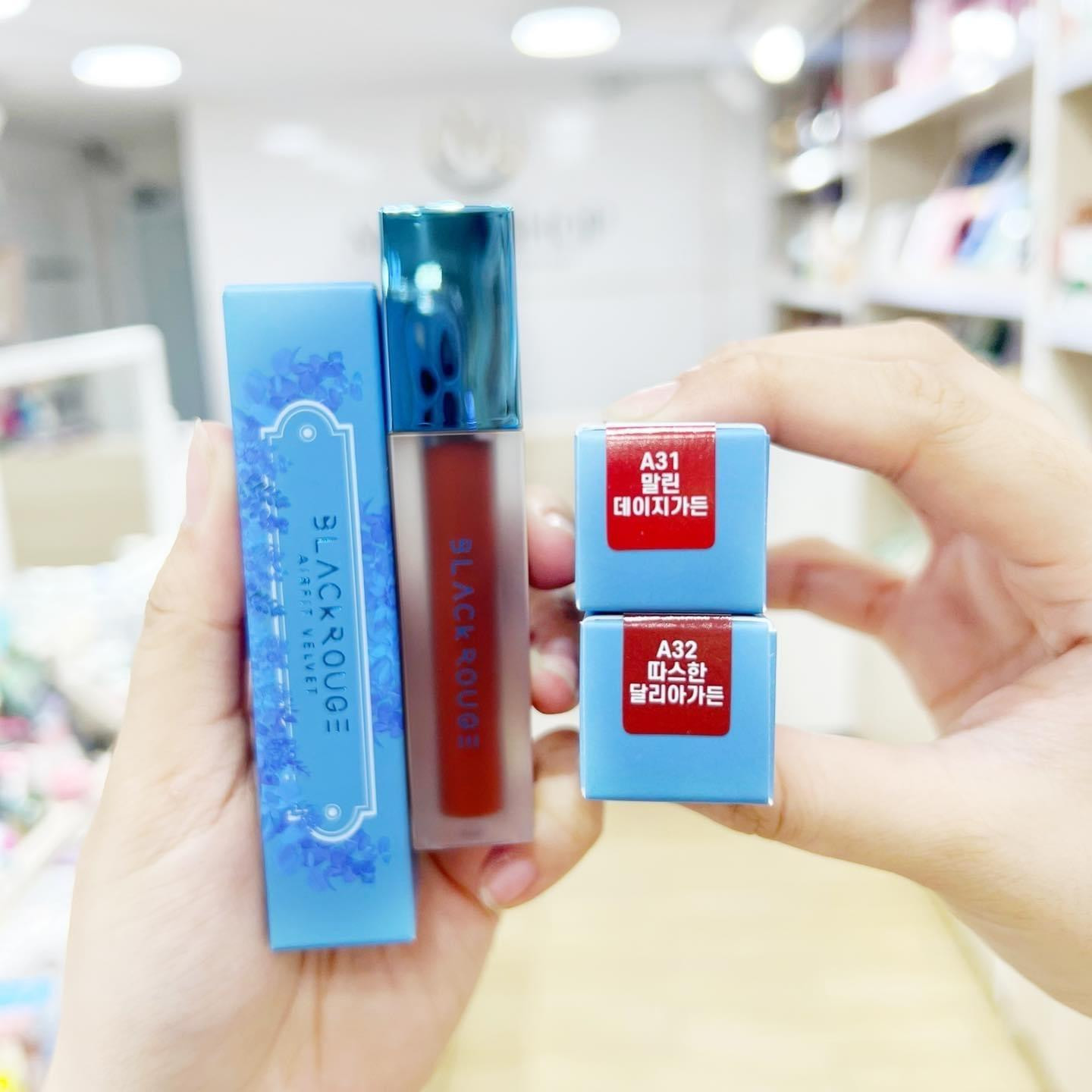 Hình ảnh son Black Rouge A32 màu nâu trà ấm áp trên môi