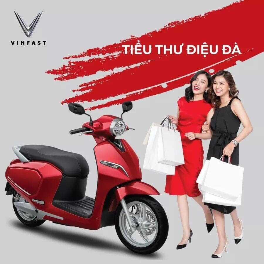 Trang phục màu dark green sang trọng, tinh tế trong bối cảnh hiện đại
